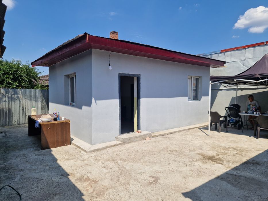 Vand casa la curte sector 5