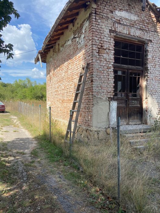 Упи с масивна сграда