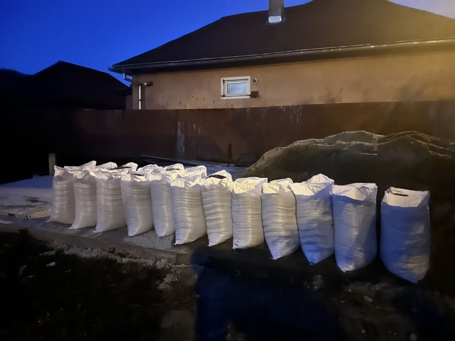 Nisip și balastru  ambalat în saci de 30-35 kg