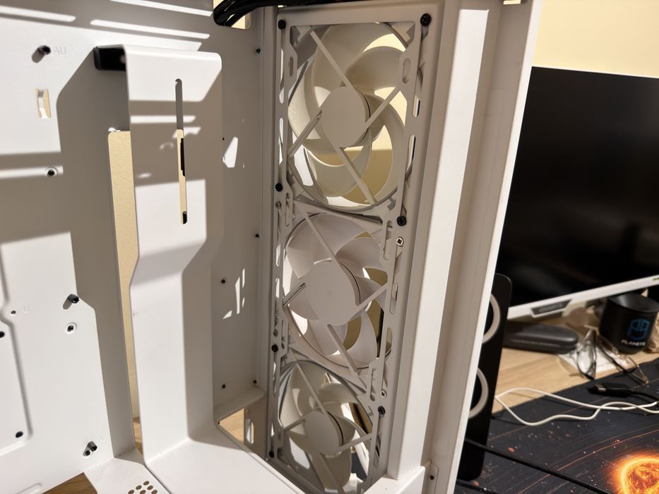 Продавам компютърна кутия NZXT H7 Flow