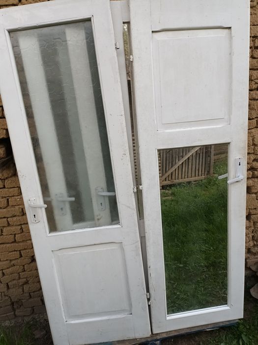 Usi lemn  cu sticlă  și oglinda