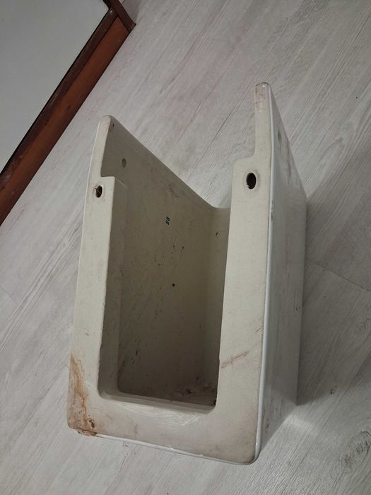 Продавом конзола за под умивалник за баня