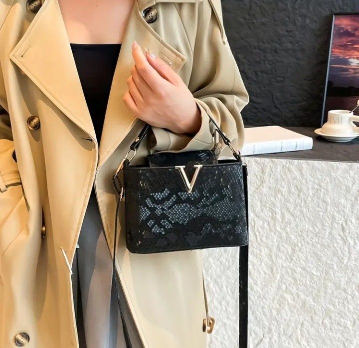 Geanta mini,model Vltn,logo metalic auriu, saculet, etichetă