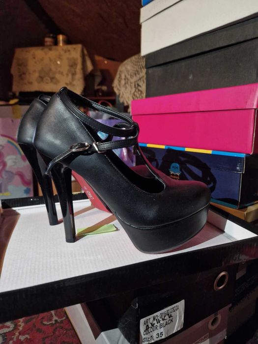 Секси обувки на висок ток - чисто нови, елегантни, от велур и еко кожа