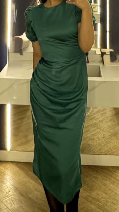 Атласное платье изумрудного цвета.