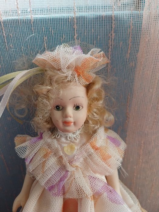 Păpușă din porțelan de colecție.