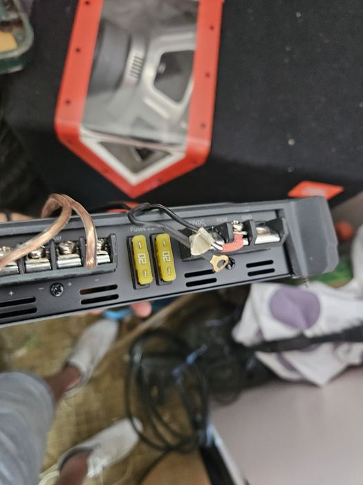 Subwoofer și stație auto JBL