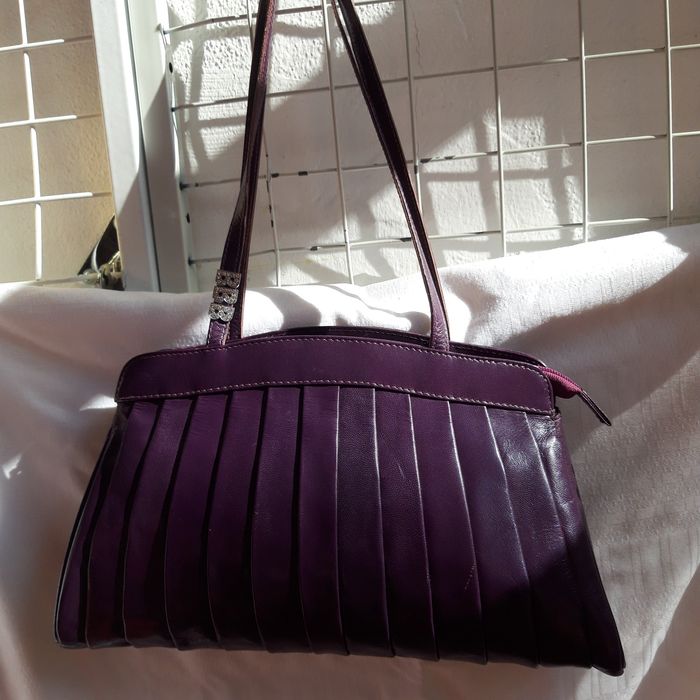 Елегантна Лилава чанта "belsac" , естесвена кожа с цип