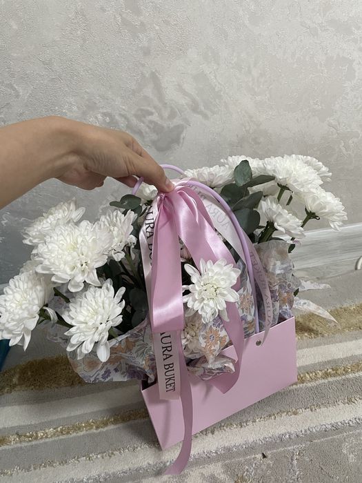 Букетик белых хризантем