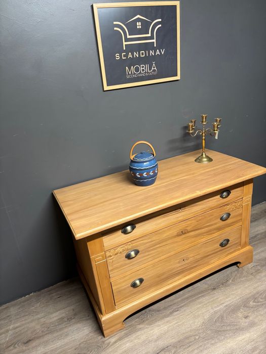 Comoda antica superbă