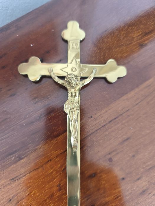 Crucifix de alamă