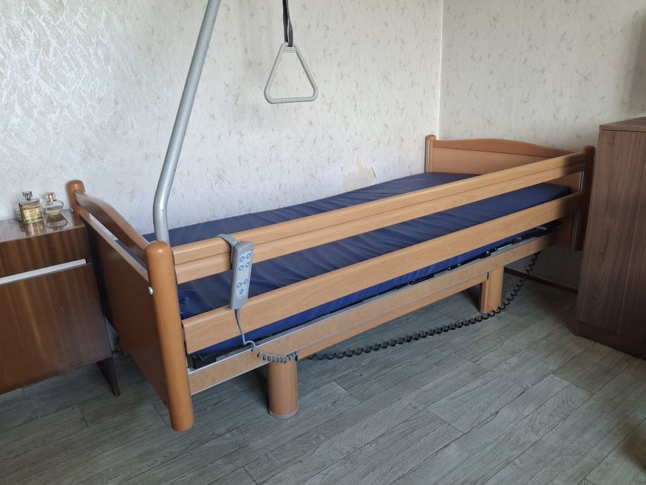 Болнично легло с матрак.