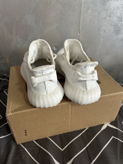 vand o pereche de yezzy albe