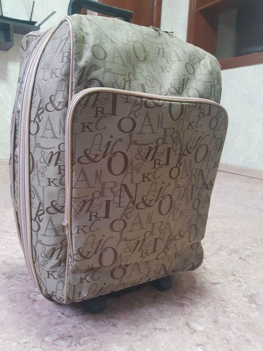 Чемодан       вместительный отличного  качества