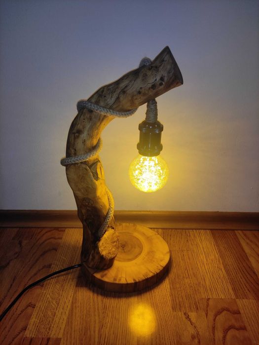 Нощна лампа от дърво