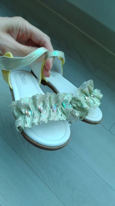 Продам босоножки Cheek