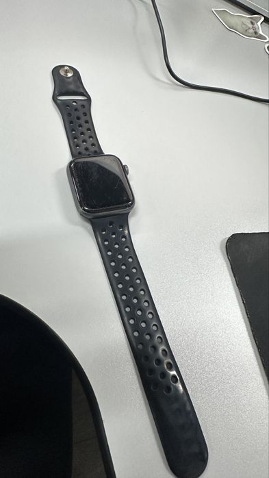 Apple Watch Series 4 в отличном состоянии