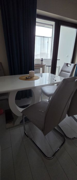Masa dining cu scaune