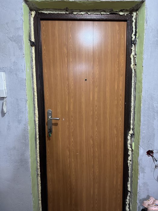 Продам входную дверь