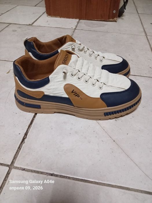 продам кроссовки новый 40 размер