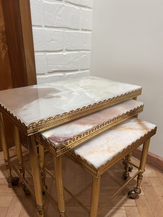 Антикварен комплект 3 ониксови масички с месинг „nesting tables“ !