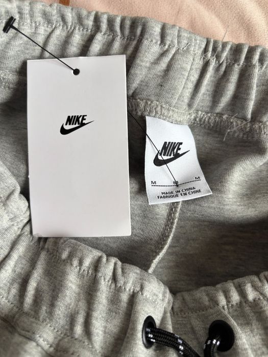 Pantaloni Nike Tech
