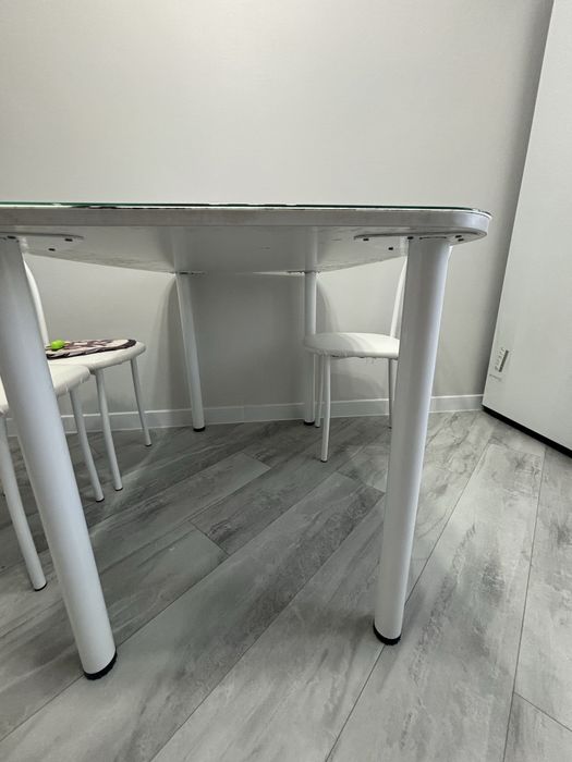 Обеданный стол для кухни