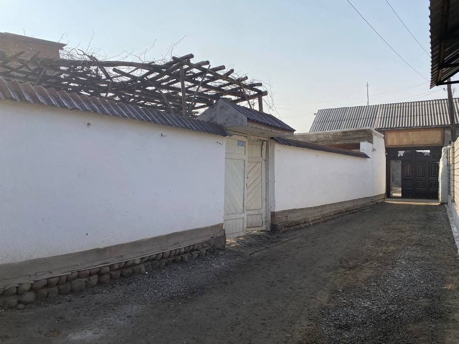 Uy sotiladi furqat tumanida 7 xona uyi bilan 16 sotik dakumenti joyida