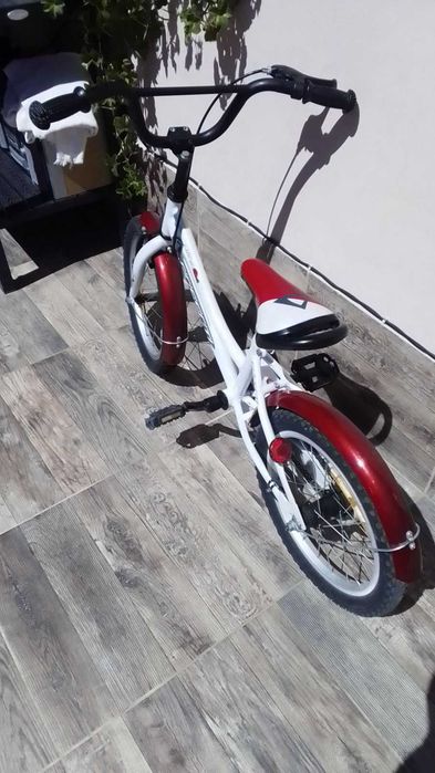 Продавам колело за дете между 3-6 години