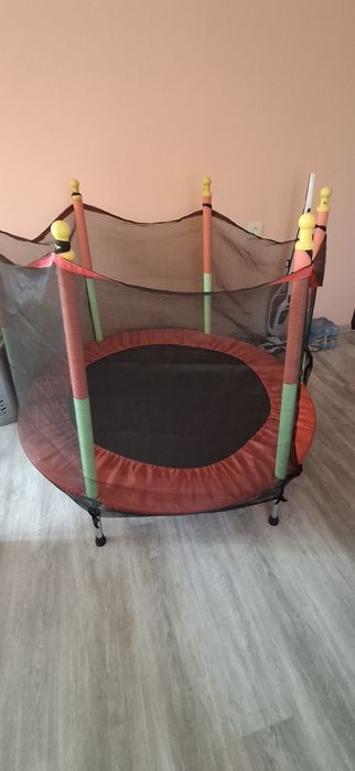 Детски батут с предпазна мрежа
