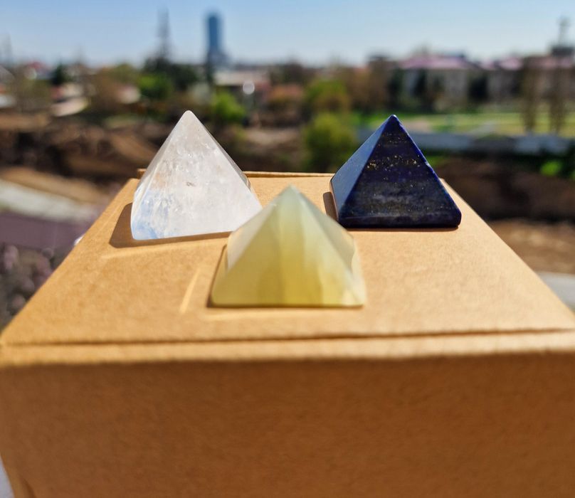 Пирамиды из натуральных камней.