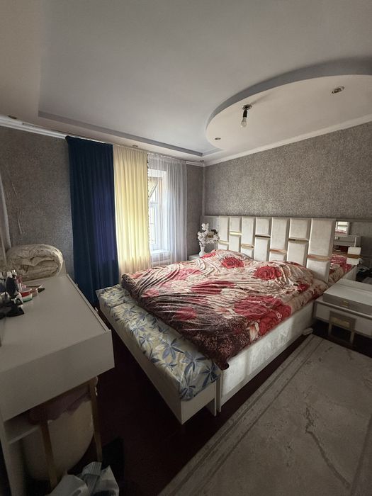үй сатылады. Дом продается.