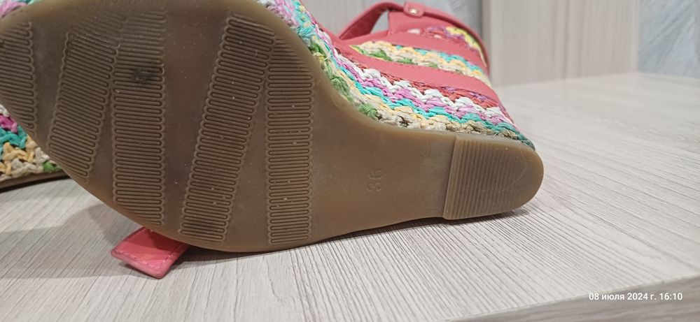 Отдам даром босоножки