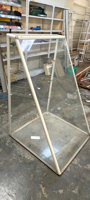 Подарявам Стъклен шкаф