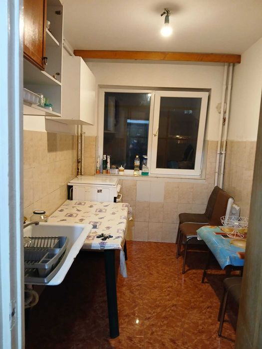 Inchiriez Apartament 2 camere semidecomandat  confort 1– Ploiești Vest 230 Euro