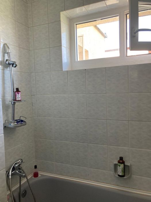 Vând apartament 3 camere cu garaj