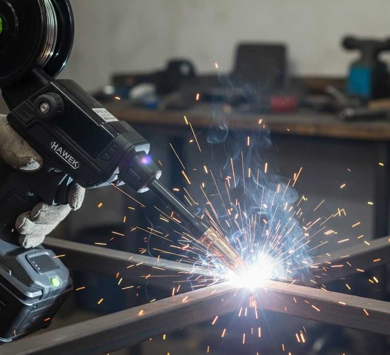 Ръчен инверторен телоподаващ апарат за заваряване без газ 400A Hawek