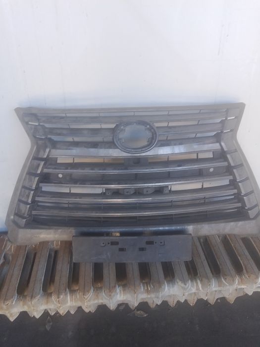 Продам переднюю решётку на Лексус 570