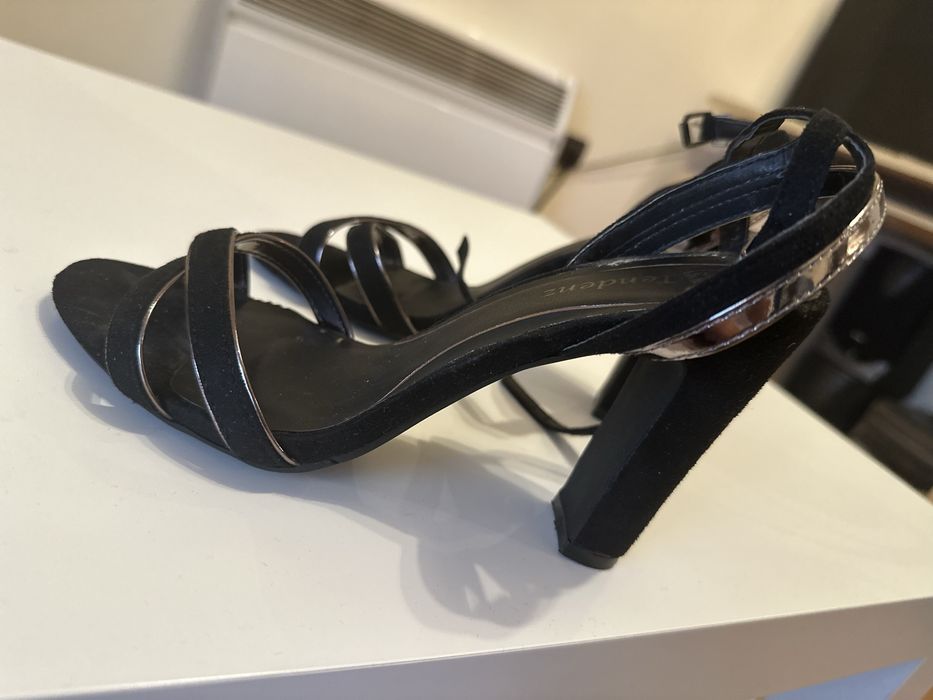 Сандали на висок ток