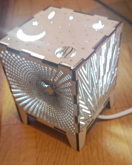 Продавам нова малка нощна LED лампа