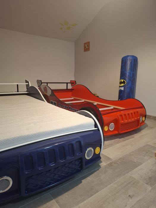 Vând 2 paturi mașinuță