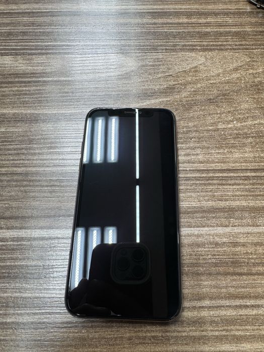 Айфон XS.        .