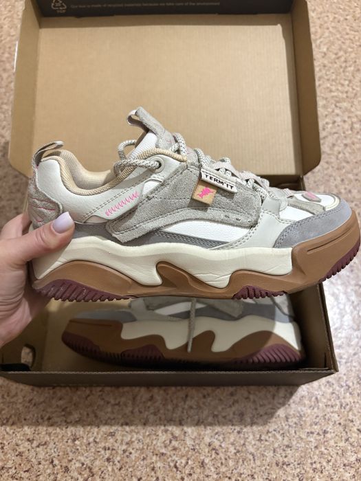 Продам кроссовки