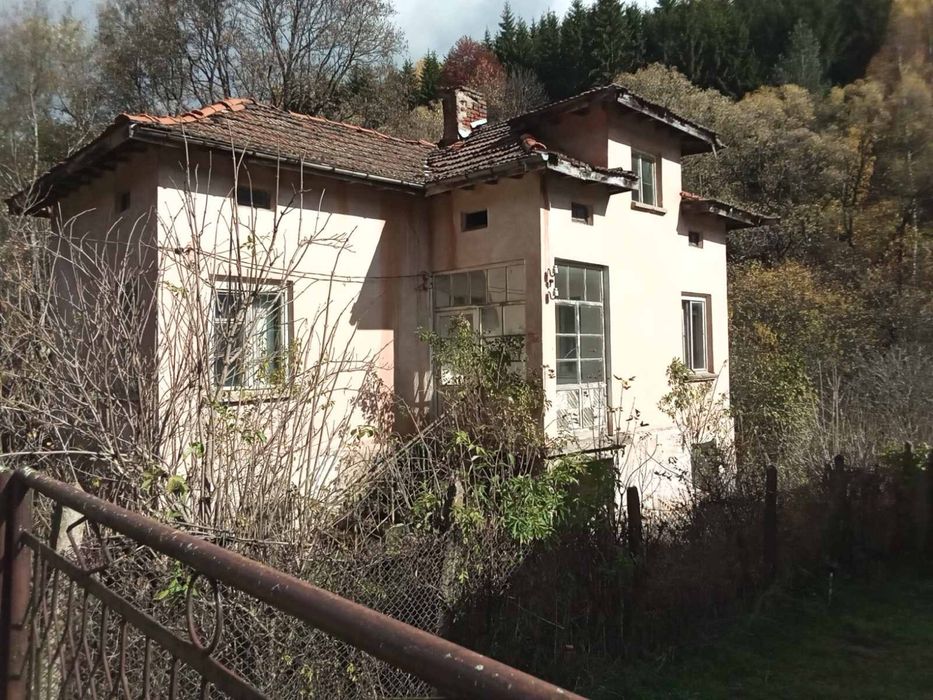 Къща с дворно място и лятна кухня