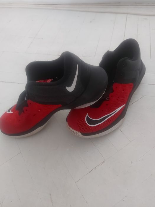 Vind adidasi Nike marimea 37 preț 50 lei si ciocate piele marimea 37