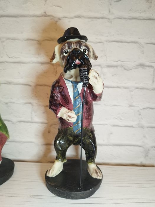 Căței cântăreți, statuete din rasina