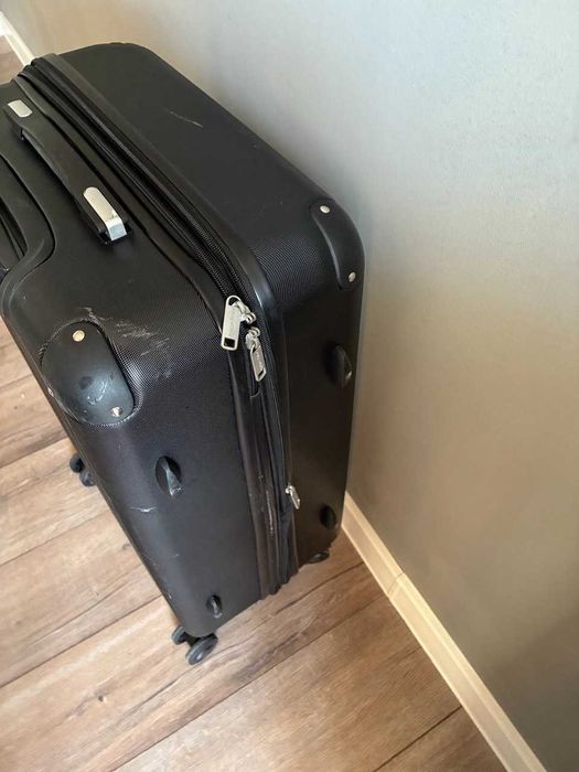 Чемодан на колесиках Amazon Basics