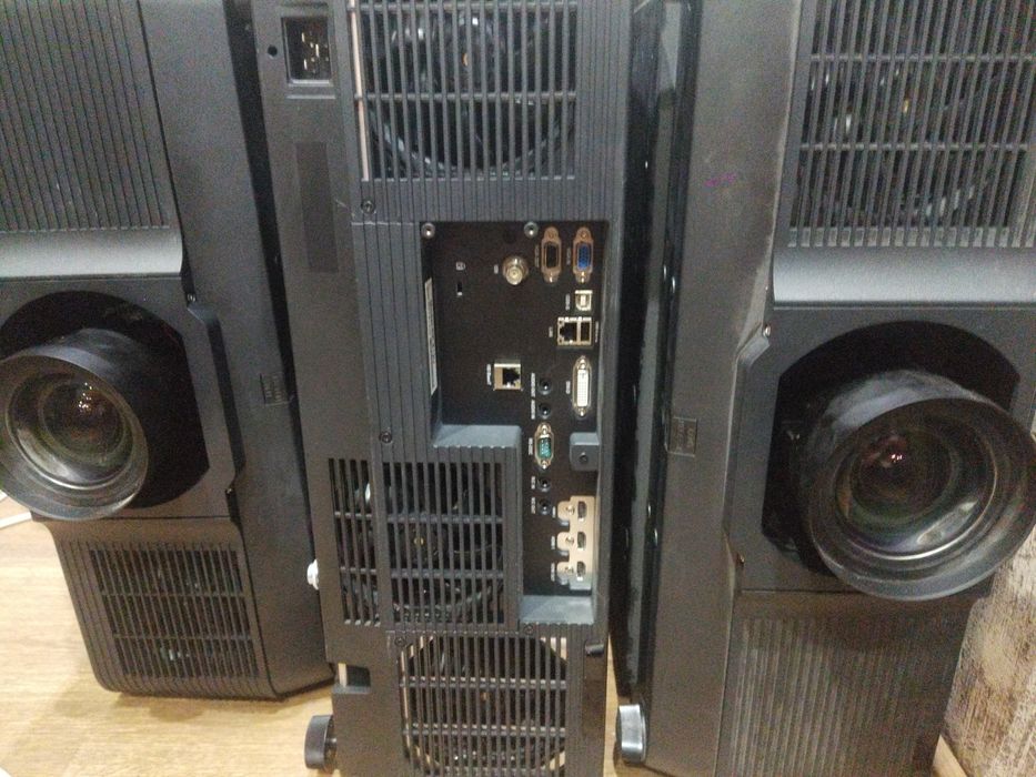 Проектор EIKI-EK812U
