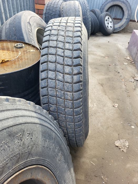 Грузовые шины с дисками.