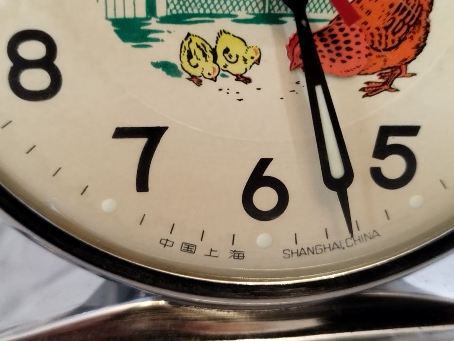 Ceasul copilăriei Găinușa cu puii care ciuguleste